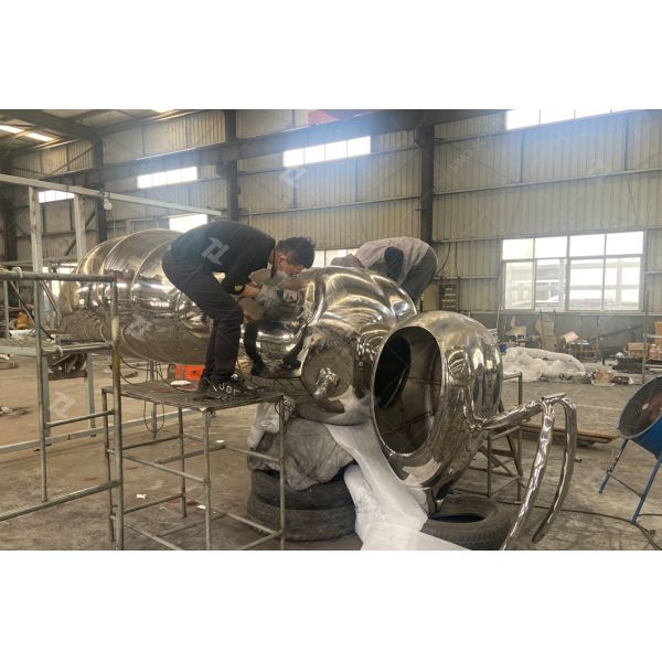 Скульптура пчелы из нержавеющей стали с высокозеркальной полированной отделкой