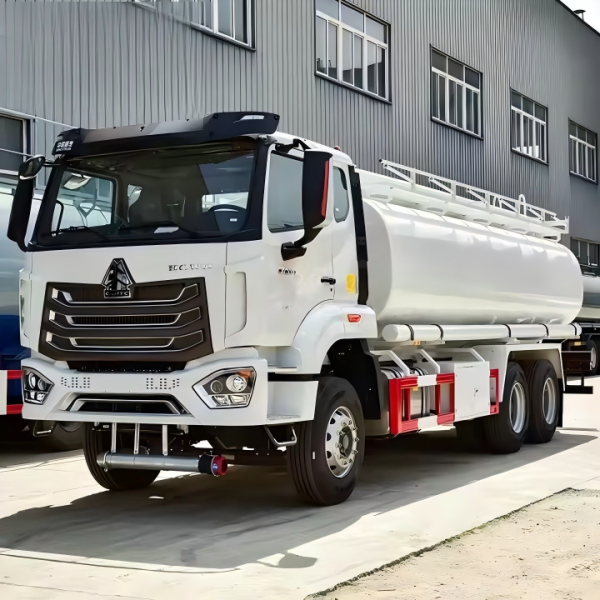 HOWO 6X4 371HP 20000L Fuel Tanker Truck / Fuel Delivery Truck Logo Custom