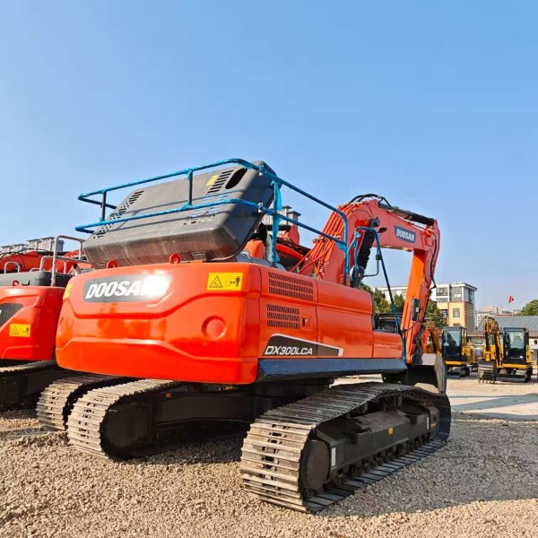 136KW Used Earth Moving Equipment Hydraulic Doosan DX300LCA Excavator
