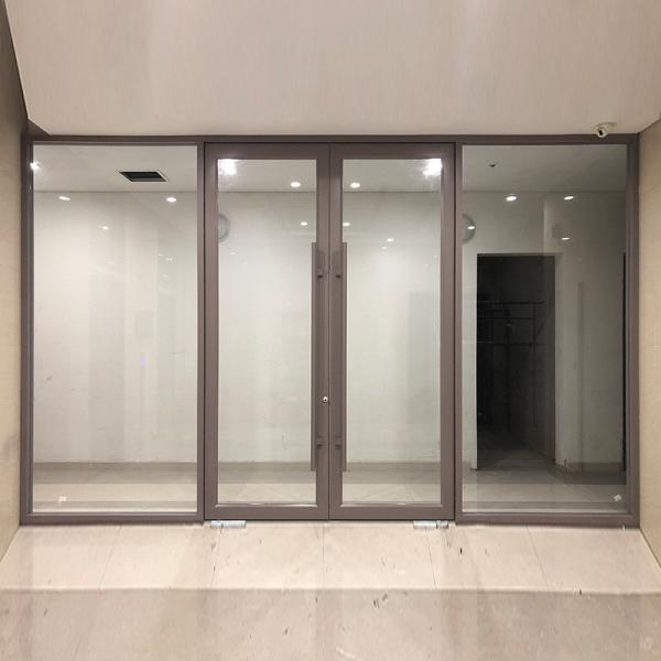 Améliorez votre espace avec une porte de ressort en aluminium double verre simple et insonorisée