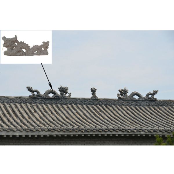 Крыша азиатской черепицы китайская орнаментирует двойных драконов играя с жемчугами