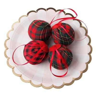 Bola de fita de bolinhas de bolinhas de Natal com cordel vermelho e desenho de padrão colorido