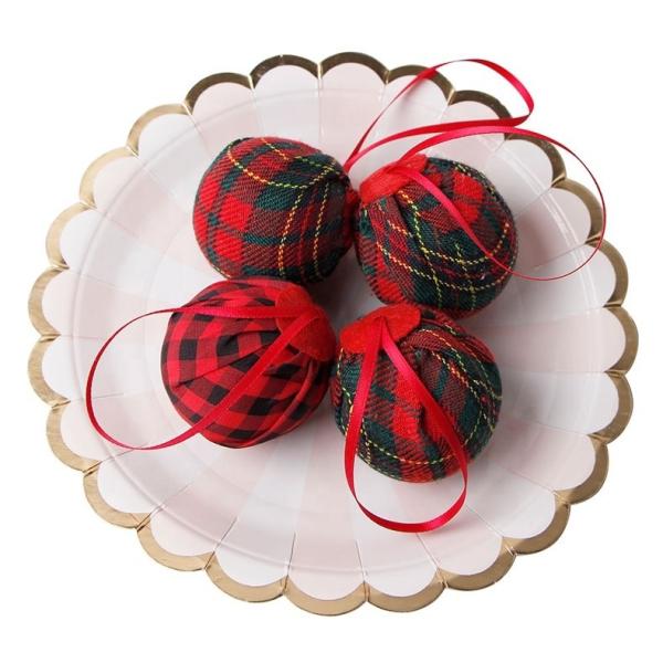 Bola de fita de bolinhas de bolinhas de Natal com cordel vermelho e desenho de padrão colorido