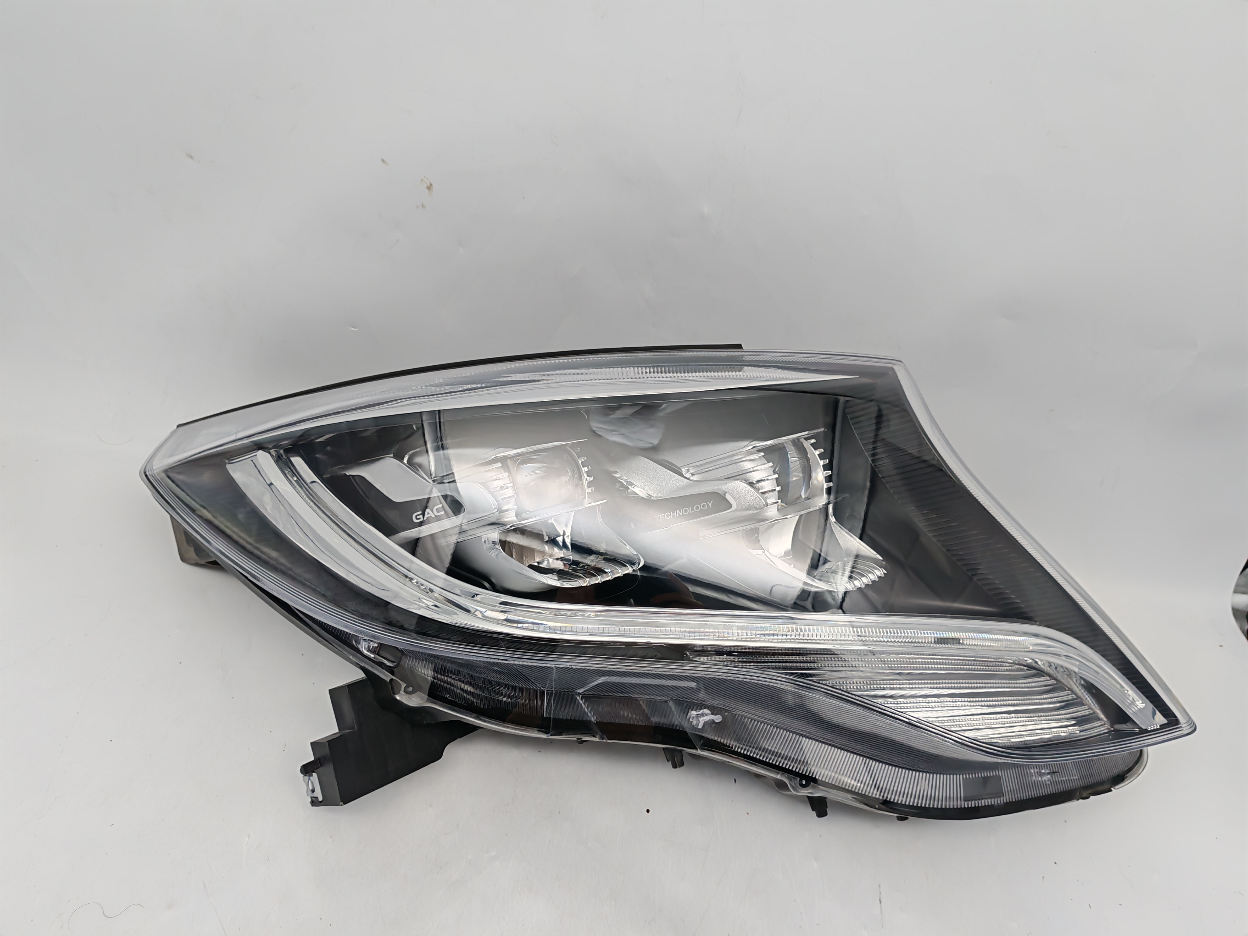 OEM 7210002AMV0401 Right Headlight Assembly for TRUMPCHI M8 2018+