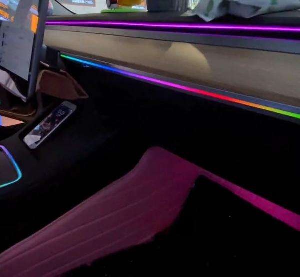Iluminação ambiental Rainbow symphony dinâmica Radium escultura para Tesla Modelo Y ((2021-2022)