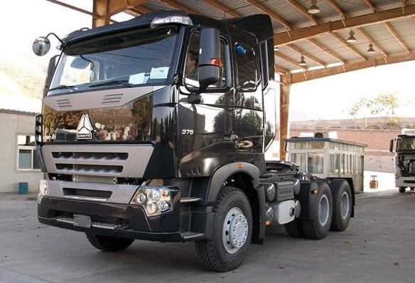 10 wheels Sinotruk Howo tractor truck / prime mover with luxury cabin and 12R20 tires