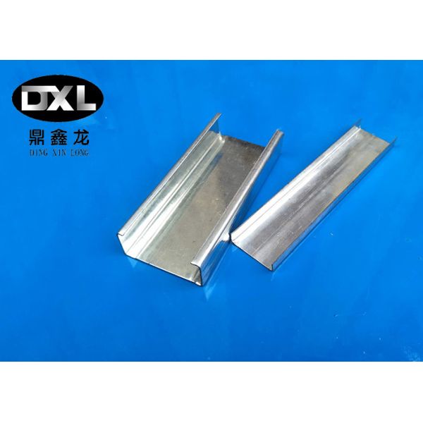 Строительные материалы освещают стальные переводины датчика стержня