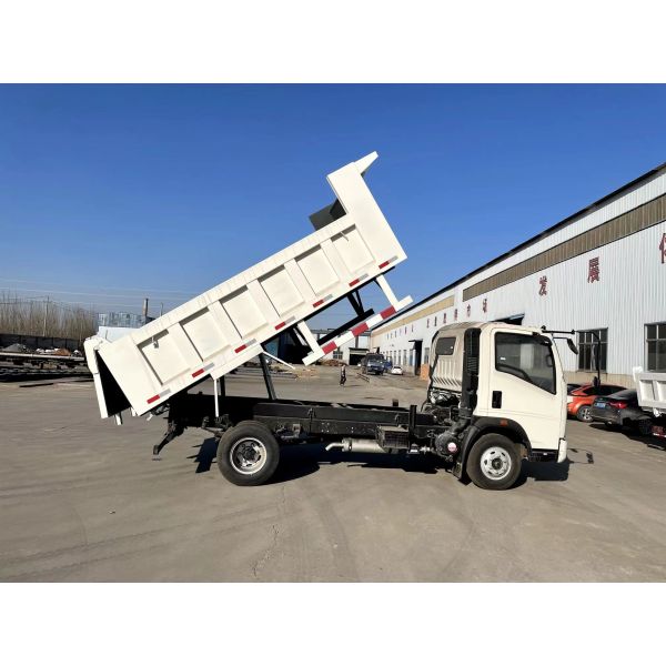 4x2 Sinotruk Howo Light Dump Truck 116HP 6 Tire Logistics Transportation