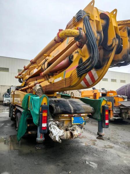 Pompes à béton d'occasion Poids total 42870kgs sur une Mercedes Benz Xc Mg 56 M avec pièces