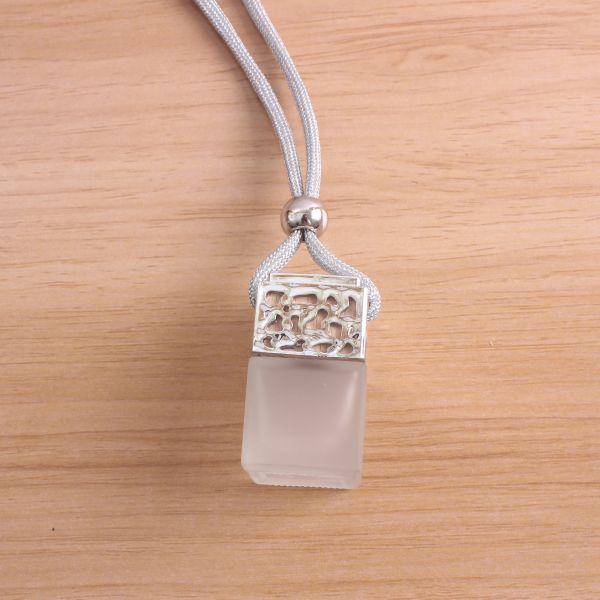 Botella de vidrio de perfume para automóviles de 6 ml de color personalizado con tapa y cuerda de colores