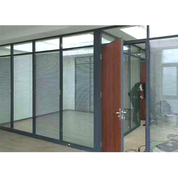 Стены стеклянного раздела офиса со шторкой жалюзи