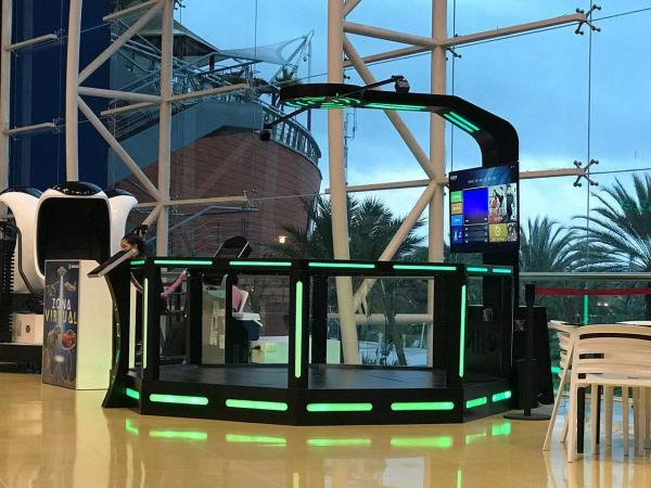 Caminhante que dispara em HTC Vive 9d VR que levanta-se o simulador do jogo da batalha com a arma que dispara na máquina de jogo interativa
