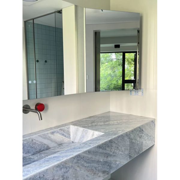 Lavadero de mármol azul brasileño de lujo. Venas de cristal para baños premium.