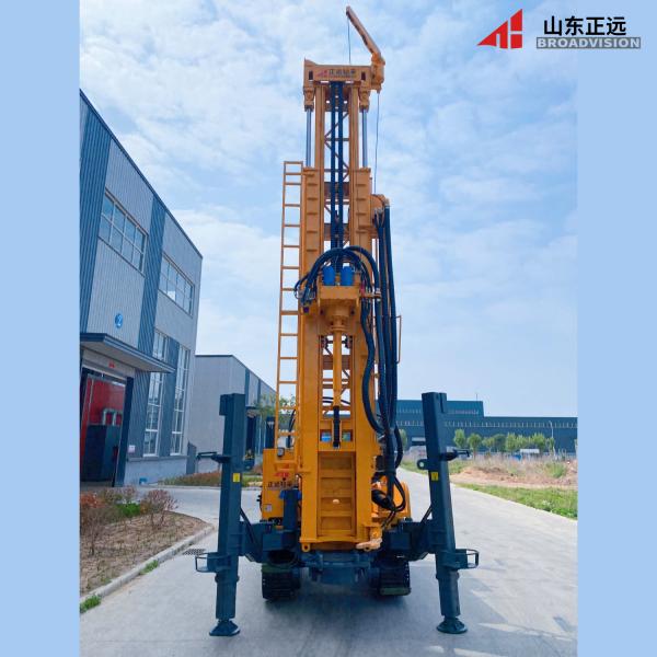 10.6T Machine de forage de puits d'eau à rouleaux montés avec pression d'air de 1,2-3,5 Mpa et technologie