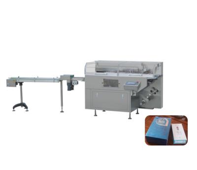 Os cigarros da fabricação encaixotam a máquina de envolvimento do celofane