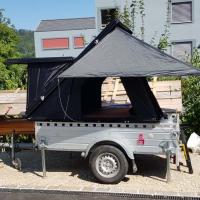 Tente sur le toit de voiture de camping 4x4 pour le camping en déplacement