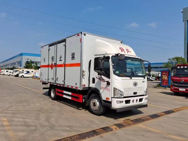 China National Heavy Duty Truck Group's New or Used 4 * 2 Rectangular Flammable Liquid Explosion-proof Vehicles for Sale