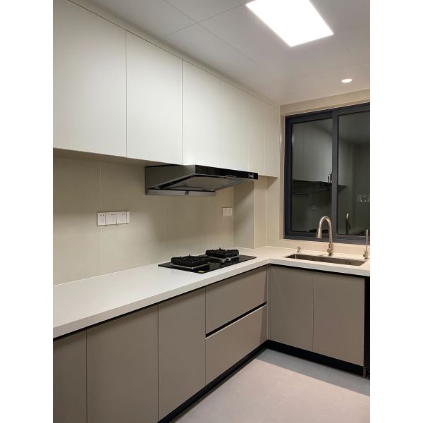 Modern High Gloss Kitchen Cabinets Featuring Elegant Stainless Steel Hardware