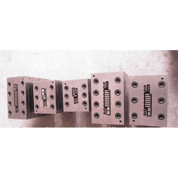 Línea compuesta plástica de madera de la protuberancia de la automatización completa con la máquina que lamina