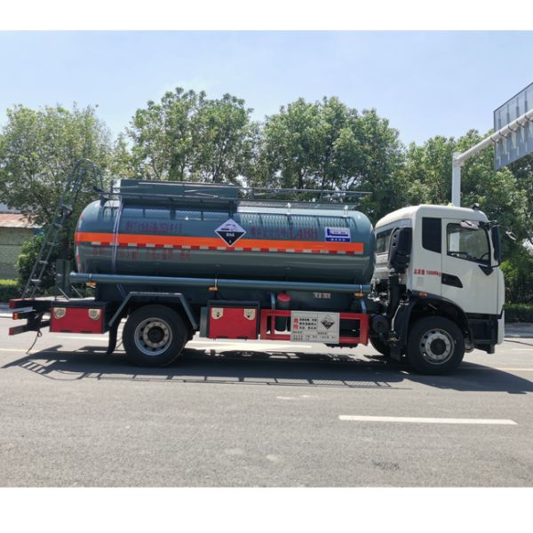 Donfeng 4x2 Chemical Tanker Truck 18.3CBM Fuel Transport Trucks With 190HP Engine