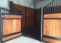 Le cheval modulaire en métal cale avec des verrous et l'embarquement pour les granges de cheval prêtes à l'emploi