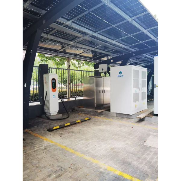 720kW integrated energy storage & charging system with standard liquid-cooled charging guns, enabling sustained high-power fast charging for heavy-duty vehicles.