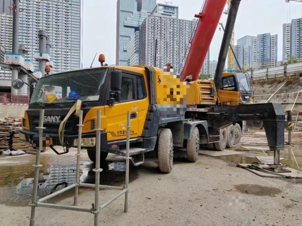 Équipement de levage pliant de 100 tonnes Grue télescopique montée sur camion avec certification ISO9001