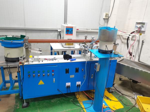 Máquina de procesamiento de tornillos anti-aflojamiento, equipo de encolado de roscas de tornillos, control PLC