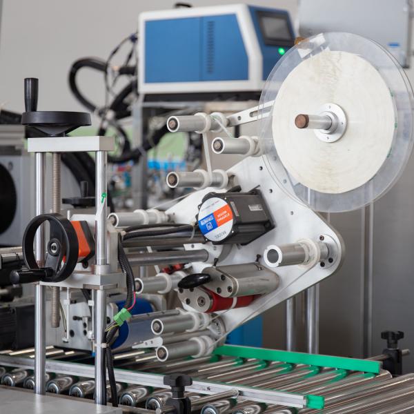 Revoltador de papel de alumínio de rotulagem automática para equipamento de fabricação de rolos de papel de churrasco