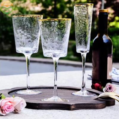 Forma de Crystal Wine Glass In Triangle da textura do martelo