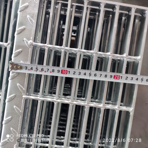 Hot Dip Galvanized Carbon Steel Grate Stair Treads Silver Color
