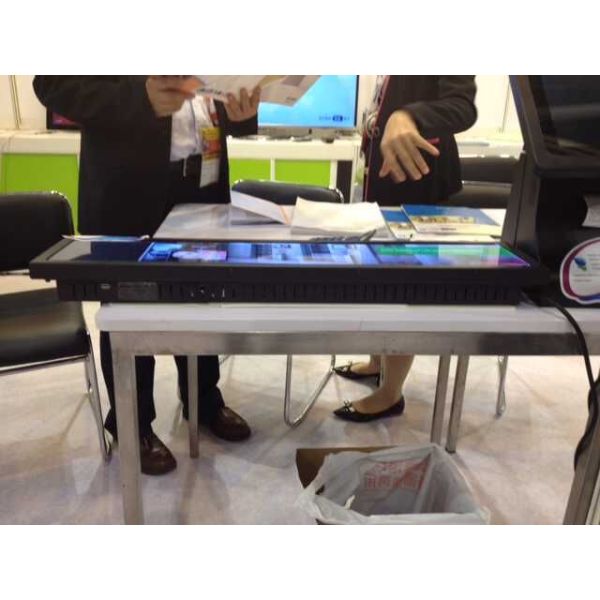 A barra esticada 28 polegadas LCD indica o quiosque do Signage de Digitas para ônibus e estações de metro