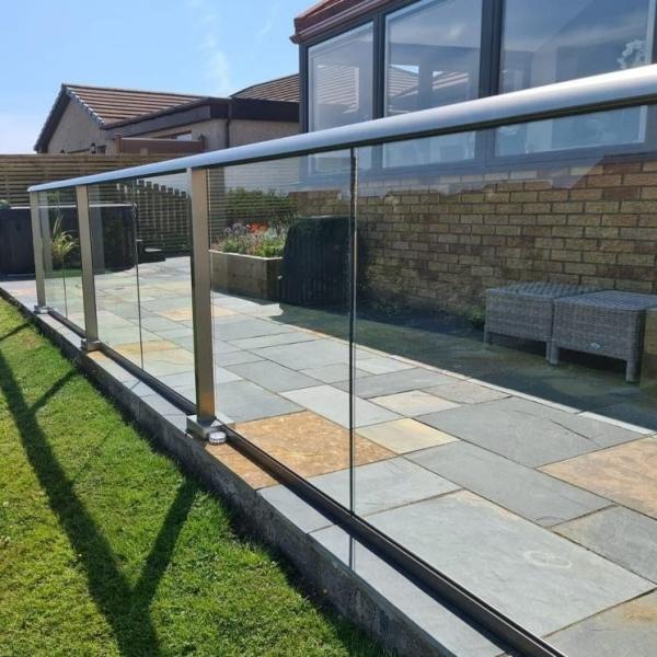 Barrière en verre trempé extérieur Balcon Deck en verre en aluminium Barrière résistante aux chocs Balcon en verre en aluminium Barrières Escalier Balustrade en verre