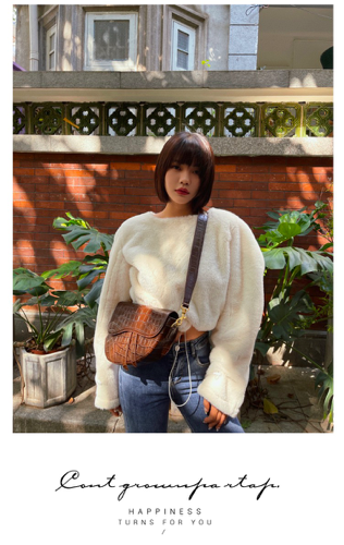 26cm 6cm 18cm Crocodile Saddle Bag With Wide Strap Moderate Hardness