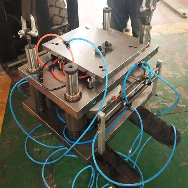 Sola máquina de aluminio neumática del sacador de agujero de la punzonadora 1000*1200m m de la manivela 63T con el alimentador