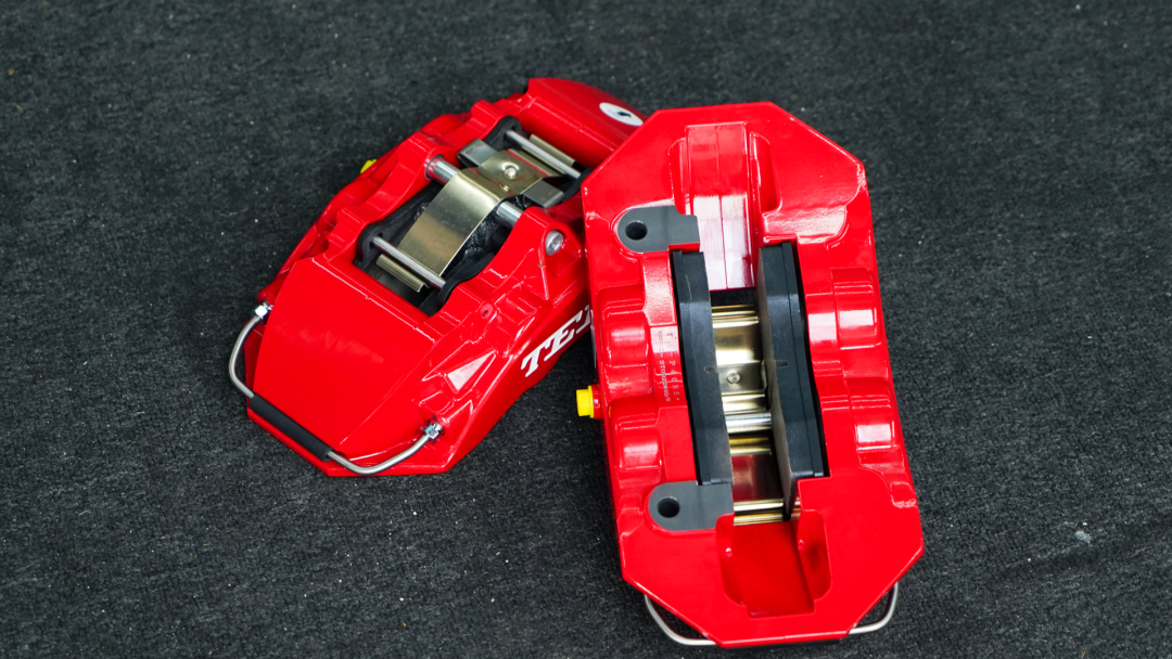 Передний большой тормозный комплект 4 поршневого калибра с 355 * 28 мм ротора BBK Автомобильный тормозная система для Mercedes-Benz CLA 18 дюймового автомобильного обода