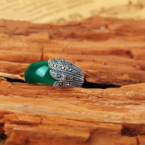 Thai Vintage Sterling Silver Green Agate  Band Ring with Marcasite (R111701)