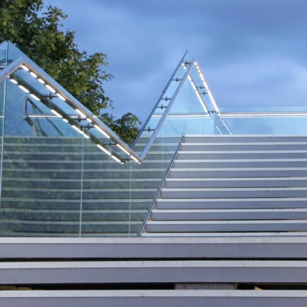 Barrière en verre trempé extérieur Balcon Deck en verre en aluminium Barrière résistante aux chocs Balcon en verre en aluminium Barrières Escalier Balustrade en verre