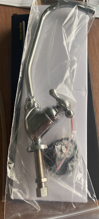 Válvula de control de cobre amarillo del pie del hospital del grifo del fregadero del pedal del golpecito del grifo de la cocina de la agua fría