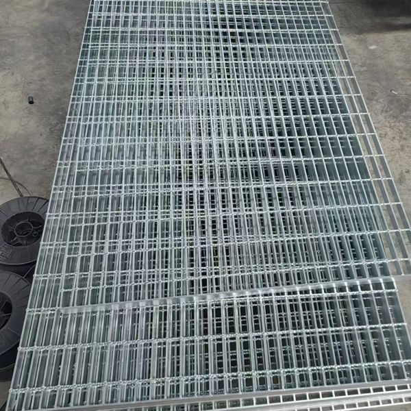 Untreated Surface Serrated Steel Grating Heavy Duty 50mm Bearing Bar Pitch