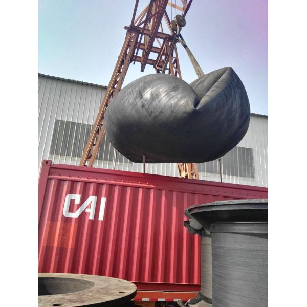 Корабль наряду с раздувными резиновыми обвайзерами Иокогамы морскими пневматическими