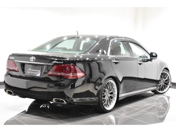 Toyota Crown 2.5 Sports Navigation Package New Black Leather Seat Covers / All-New Full Water Tank Capacity For The Car / All-New 20-Inch Tires And Wheels / All-New Aerodynamics / All-New LED Fog Lig