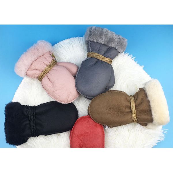 Самой теплой зашитые рукой Миттенс овчины младенца с светом - розовым тумаком