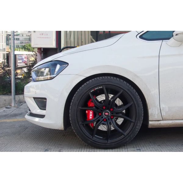 Kit de freinage avant grand 4 étriers à piston avec système de freinage automatique à rotor 330x28mm pour Volkswagen Golf Sports 17 pouces Jante de voiture