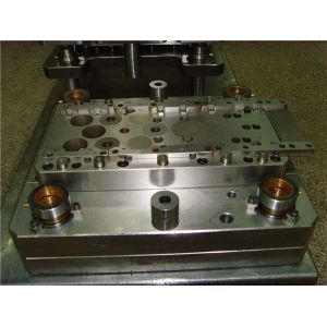 Автомобильная строка набивкой 3 прогрессивная умирает проштемпелевать, металл точности штемпелюя части