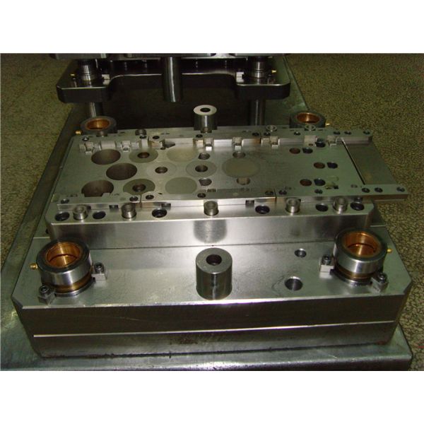 Pieza estampada en frío progresiva de la fila automotriz de la junta 3, metal de la precisión que sella piezas