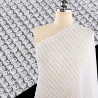 Tissu de dentelle de fleur de rose blanche, adapté à tous les types de vêtements, support de tissus sur mesure.