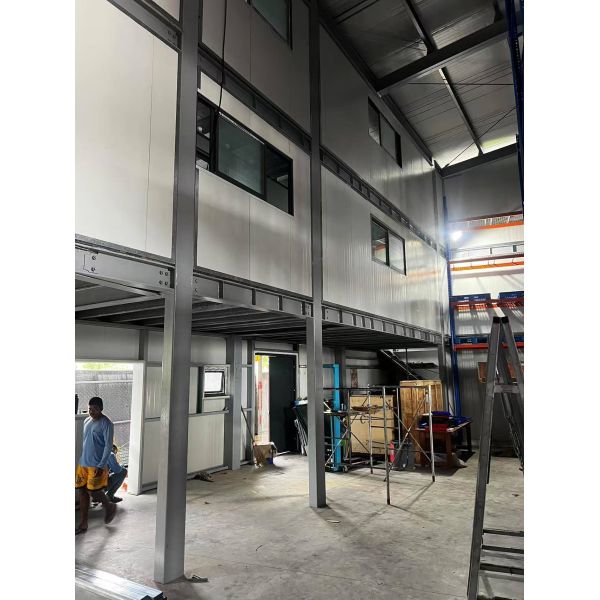 Prefabricated Steel Warehouse with Stainless Steel Gutter System Environmentally Friendly Materials and Steel Sheet Sandwich Panel Construction