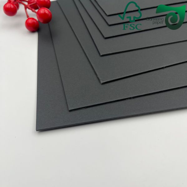 Papel negro sólido de celulosa virgen 100g 120g con alta resistencia a las explosiones para bolsas de compras