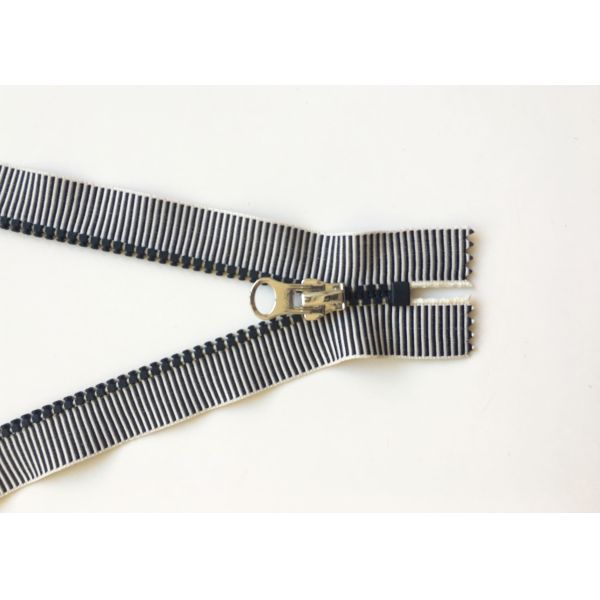 Зубы металла инструментов молний понятий закрытой смолы молнии конца тяжеловесной шить